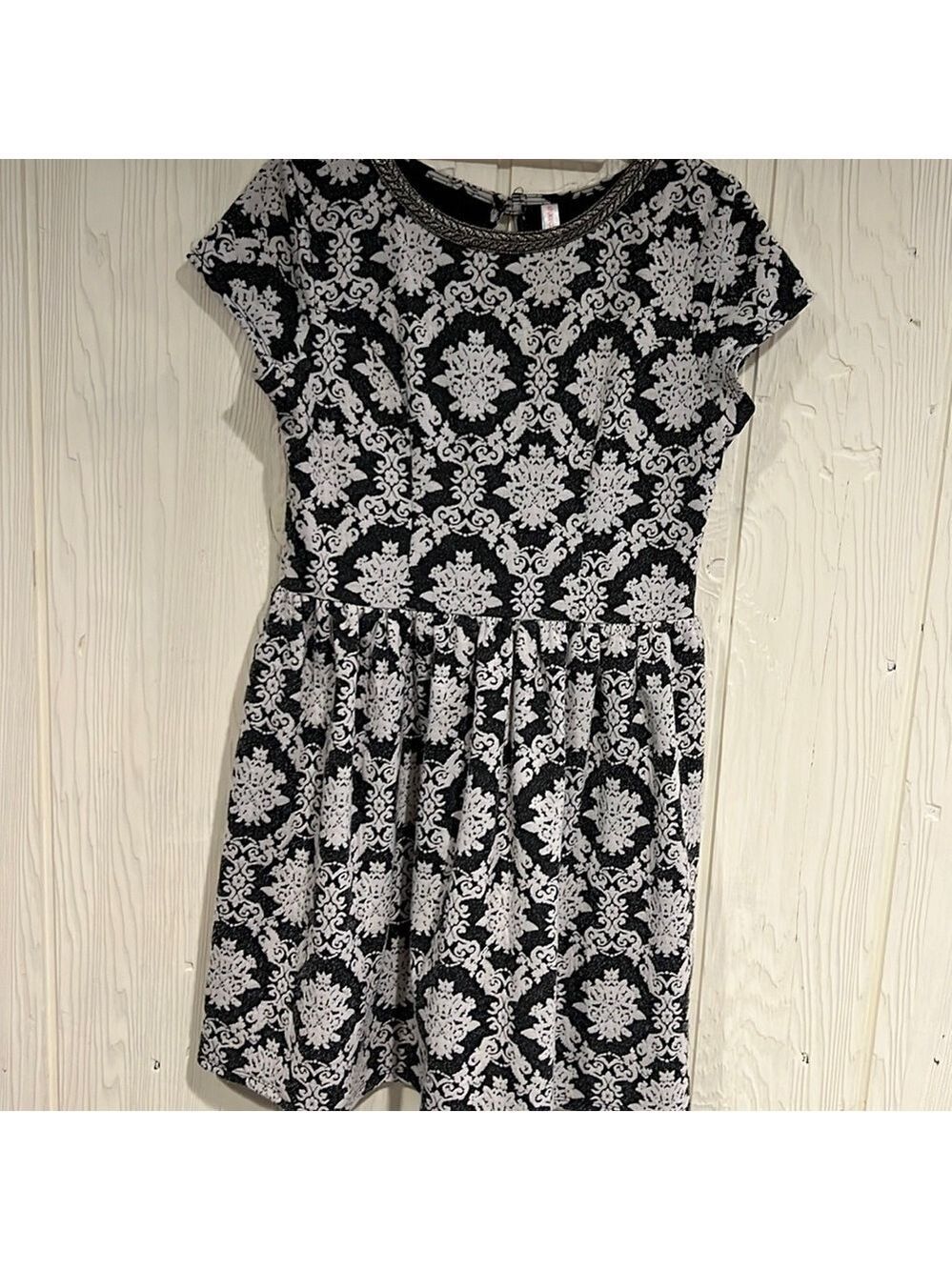 XHILARATION Gray and White Dress Gold Sparkle Large